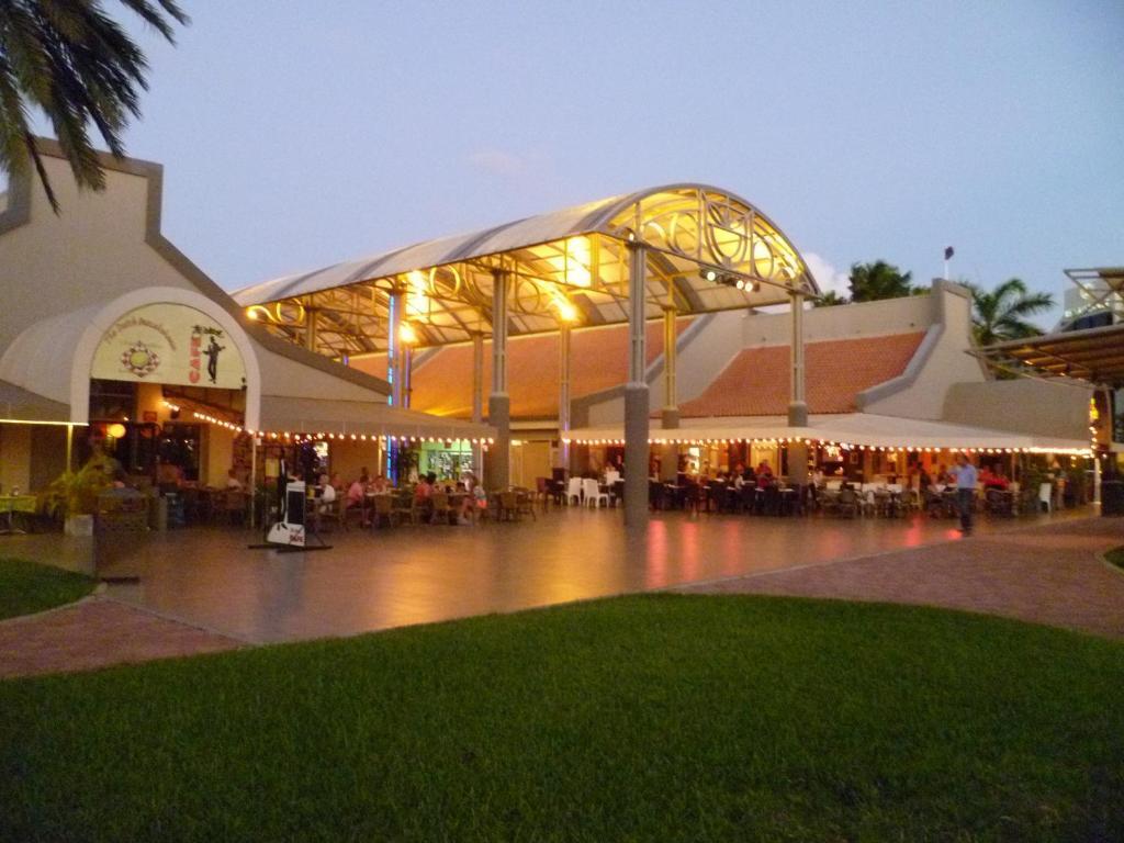 Flamboyant Garden Villas Oranjestad Exterior foto